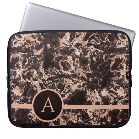 Monogramed Rose Gold Marble Laptopschutzhülle (Vorderseite)