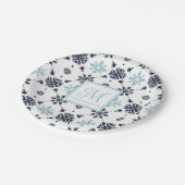 Monogramierter Schneeflocken Pappteller (Schrägansicht)