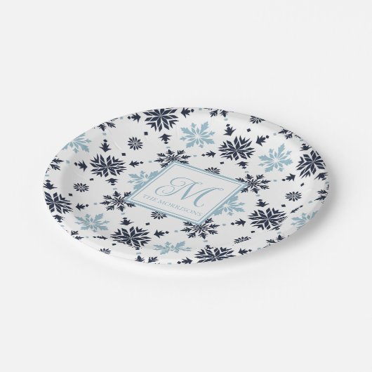 Monogramierter Schneeflocken Pappteller (Schrägansicht)