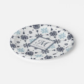 Monogramierter Schneeflocken Pappteller (Schrägansicht)