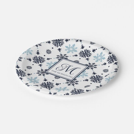 Monogramierter Schneeflocken Pappteller (Schrägansicht)