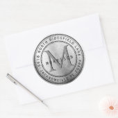 Monogramm-Adressenaufkleber in Silver Metal Runder Aufkleber (Umschlag)