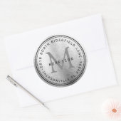 Monogramm-Adressetikett in Silver Metallic Runder Aufkleber (Umschlag)