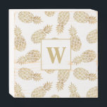 Monogramm-Ananas Holzkisten Schild<br><div class="desc">Ihre Monogramm- und Goldäpfel auf einem quadratisch bedrückten Holzblock sind eine fantastische Ergänzung zu Ihrer Wohngestaltung,  um sie auf Kaffeetisch und ottomanischen Tabletts,  Stuhlbrettern oder Regalen zu zeigen. Toll auch als Geschenk! Passende Artikel in unserem Geschäft.</div>