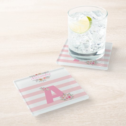 Monogramm Anfangsbuchstaben Hübsch rosa Buchstaben Glasuntersetzer (Schrägansicht)
