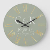 Monogramm Anfangsbuchstaben Salbeigrüne Hochzeit Große Wanduhr (Vorderseite)