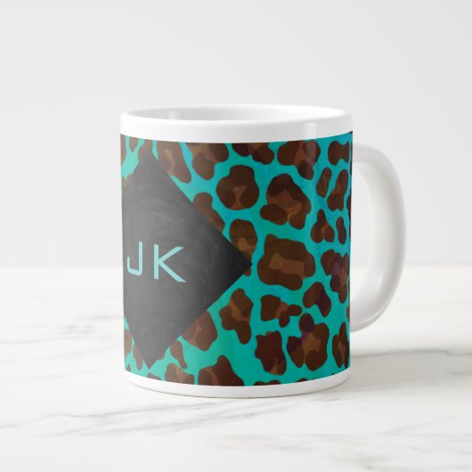 Monogramm Aquamarin und braun Leopard Jumbo-Tasse (Vorderseite Rechts)