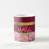 Monogramm auf Bordeaux mit rosa Blume Bluebells Kaffeetasse (Mittel)