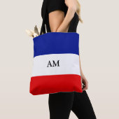 Monogramm auf der blau-rot-weiß gestreiften Totbeu Tasche (Von Nahem)