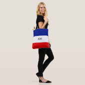 Monogramm auf der blau-rot-weiß gestreiften Totbeu Tasche (Am Model)
