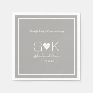 Monogramm auf einer grauen Hochzeitslippe mit Bots Serviette
