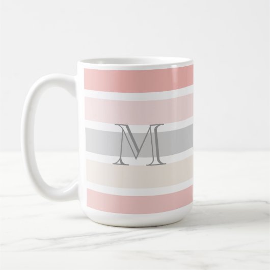 Monogramm auf modernen rosa grauen Streifen Kaffeetasse (Links)