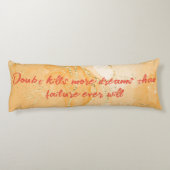 Monogramm auf Orange & Gold Doubt tötet mehr Träum Seitenschläferkissen (Rückseite)