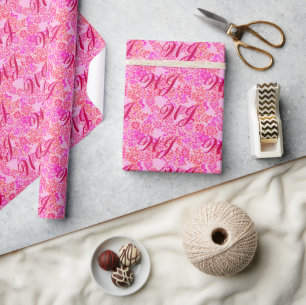 Monogramm auf pastellrosa, floraler Hintergrund Geschenkpapier