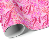 Monogramm auf pastellrosa, floraler Hintergrund Geschenkpapier (Rolleneckpunkt)