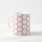 Monogramm auf weichem staubigen Rosa Kaffeetasse (Vorderseite Links)