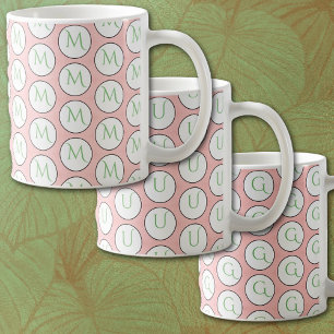 Monogramm auf weichem staubigen Rosa Kaffeetasse