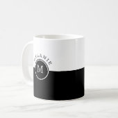 Monogramm auf weißem und schwarzem Splitscreen Kaffeetasse (Vorderseite Links)