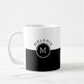Monogramm auf weißem und schwarzem Splitscreen Kaffeetasse (Links)