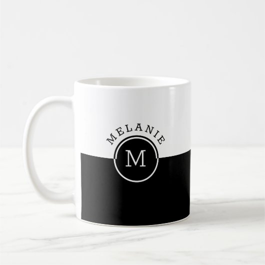 Monogramm auf weißem und schwarzem Splitscreen Kaffeetasse (Links)