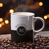Monogramm auf weißem und schwarzem Splitscreen Kaffeetasse