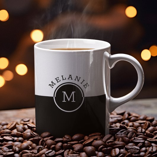 Monogramm auf weißem und schwarzem Splitscreen Kaffeetasse
