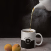 Monogramm auf weißem und schwarzem Splitscreen Kaffeetasse