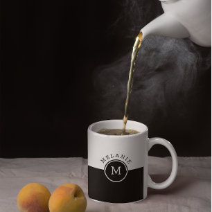 Monogramm auf weißem und schwarzem Splitscreen Kaffeetasse