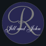 Monogramm-Aufkleber für Wedding bevorzugt und lädt Runder Aufkleber<br><div class="desc">Monogramm-Aufkleber für Wedding bevorzugt und lädt ein. Dieser elegante Entwurf durch Elke Clarke, kann mit Ihren Namen und Monogramm sowie Ihre Hochzeitsfarben personalisiert sein. Jetzt bietet Zazzle viele Wahlen für Ihre Aufkleberformen auch an. Wählen Sie von der Runde, vom Quadrat, von rechteckigem, von dreieckigem, von ovalem, Herz und sternförmiges. Ein...</div>