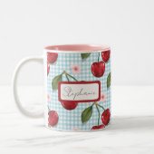 Monogramm aus blauem Gingham und Kirschen Zweifarbige Tasse (Links)