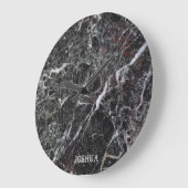 Monogramm aus dunkelgrauem und weißem Marmor Große Wanduhr (Winkel)