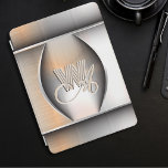 Monogramm aus gebürstetem Stahl iPad Pro Cover<br><div class="desc">Dieses schöne iPad Gehäuse ist mit einer sehr realistischen Stahlimitation mit Schatten und Highlights dekoriert. In der Mitte, wie eine Herzöffnung, öffnet sich das Metall, um Ihr Monogramm zu enthüllen, geschrieben mit schönen Buchstaben in Drehbuch und sans serif Schriftart, elegant verstrickt und deren Schatten und Lichter Prägung und Gravur imitieren....</div>