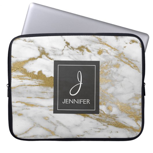 Monogramm aus Gold und weißem Marmor Laptopschutzhülle (Vorderseite)