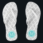 Monogramm aus grauem und türkisfarbenem Korkquatre Badesandalen<br><div class="desc">Maßgeschneiderte,  bedruckte Flop-Sandalen mit einem stilvollen marokkanischen Quartrefolienmuster und einem eigenen Monogramm oder einem anderen Text in einem Kreisrahmen. Klicken Sie auf Anpassen,  um Schriftart und Farben zu ändern oder eigene Bilder hinzuzufügen,  um ein einzigartiges Design zu erstellen!</div>