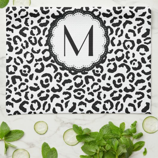 Monogramm aus schwarzem und weißem Leopard Geschirrtuch (Gefaltet)