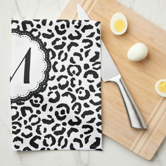Monogramm aus schwarzem und weißem Leopard Geschirrtuch (Viertel Falte)