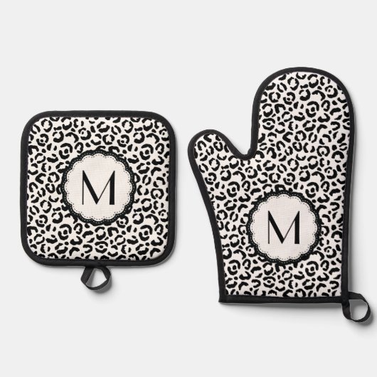 Monogramm aus schwarzem und weißem Leopard Ofenhandschuh & Topflappen-Set (Vorderseite)