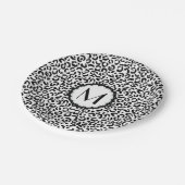 Monogramm aus schwarzem und weißem Leopard Pappteller (Schrägansicht)