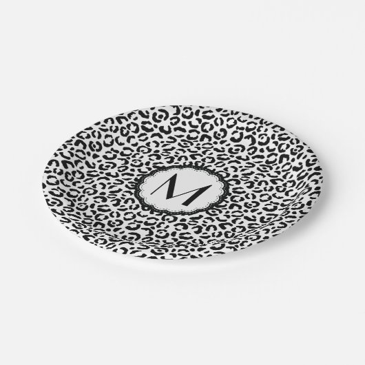 Monogramm aus schwarzem und weißem Leopard Pappteller (Schrägansicht)