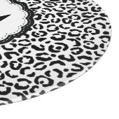 Monogramm aus schwarzem und weißem Leopard Schneidebrett (Ecke)