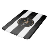 Monogramm aus schwarzen und goldweißen Streifen Badematte (Schrägansicht)