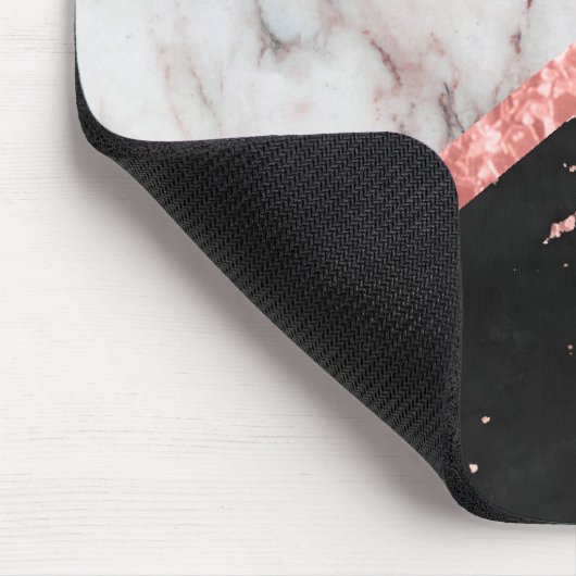 Monogramm aus weißem Marmorstein und schwarz-rosa Mousepad (Ecke)