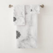 Monogramm aus weißem und grauem Marmor Badhandtuch Set (Insitu)