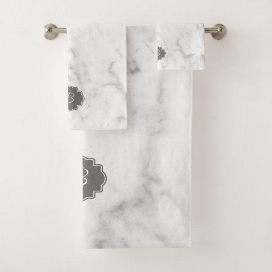 Monogramm aus weißem und grauem Marmor Badhandtuch Set (Insitu)