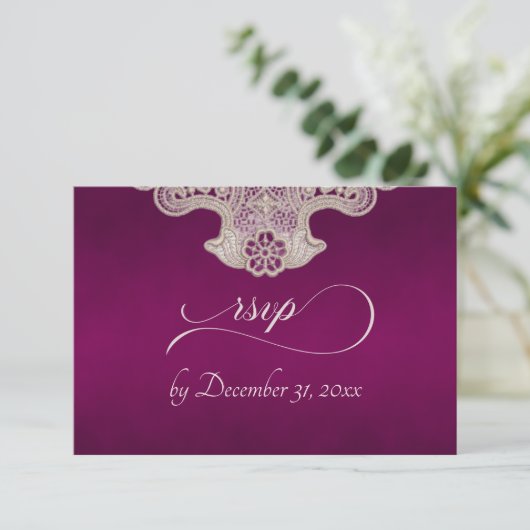 Monogramm, Band & Spitze - Pflaume RSVP Karte (Stehend Vorderseite)