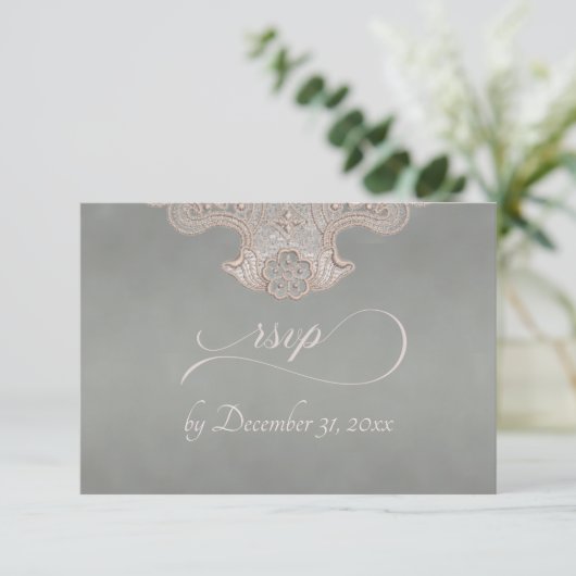 Monogramm, Band & Spitze - Salbei RSVP Karte (Stehend Vorderseite)