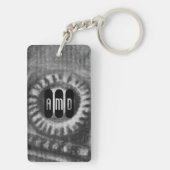 Monogramm-Bass-Spindelkasten im Schlüsselanhänger (Rückseite)