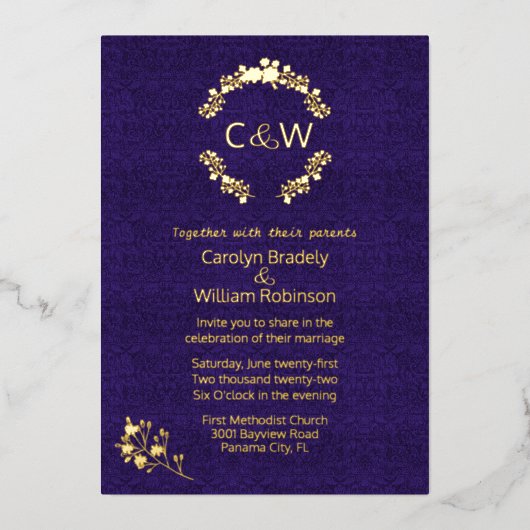 Monogramm bei Blumenkranz Lila Damask Hochzeit Folieneinladung (Vorderseite)