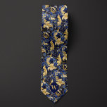 Monogramm Blau und Gold Krawatte<br><div class="desc">Erhöhen Sie Ihre Hochzeitskleidung mit unserer Blue and Gold Floral Monogram Neck Tie. Die lebhaften blau-goldenen Akzente schaffen ein beeindruckendes und luxuriöses Aussehen. Vergessen Sie nicht,  unsere passenden Socken für ein perfektes Spiel zu entdecken.</div>
