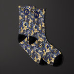 Monogramm Blau und Gold Socken<br><div class="desc">Erhöhen Sie Ihre Hochzeitskleidung mit unseren Monogram Socken aus Blauer und Gold Flor. Die lebhaften blau-goldenen Akzente schaffen ein beeindruckendes und luxuriöses Aussehen. Vergessen Sie nicht, unsere passende Nackenschleife für ein perfektes Spiel zu entdecken.</div>